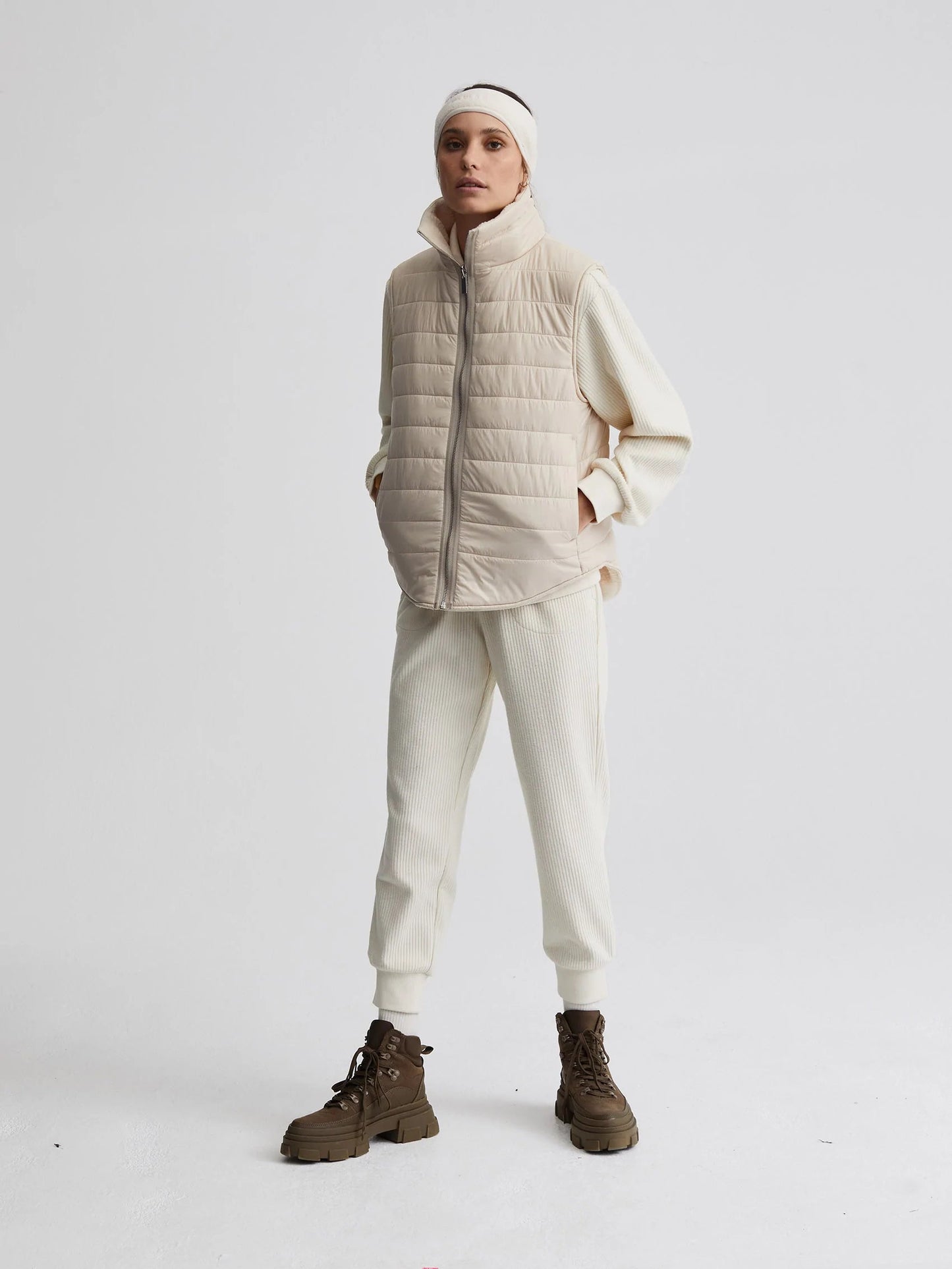 Varley Ellis Reversible Quilt Gilet - Sandshell/Silver Lining